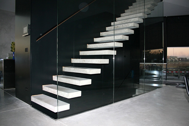 zwevende trap met veiligheid glas
